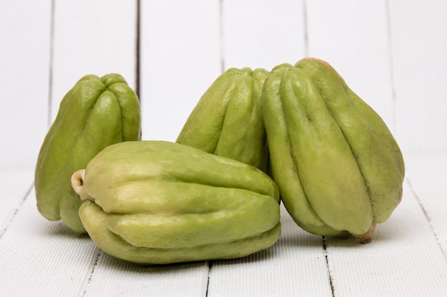 Chayote-Frucht auf weißem hölzernem Hintergrund