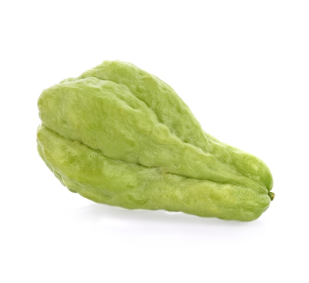 Chayote isolado em fundo branco