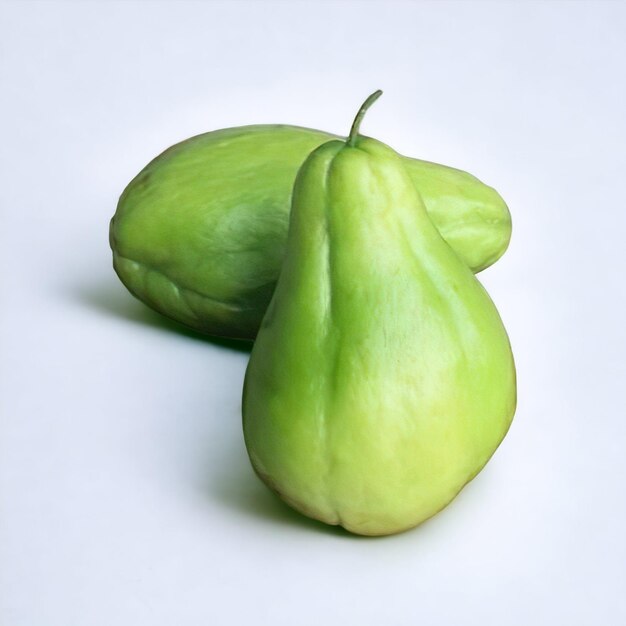 Chayote mit isoliert auf weiß