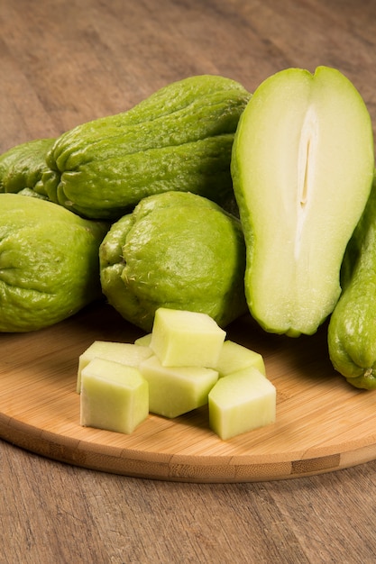 El chayote (Sechium edule) es una hortaliza originaria de Sudamérica. Vegetal fresco.