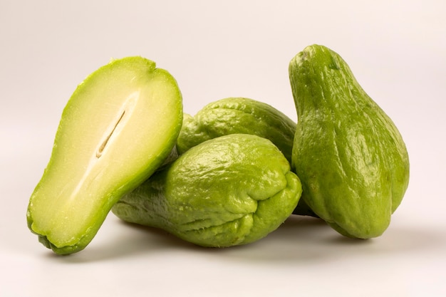 El chayote (Sechium edule) es una hortaliza originaria de Sudamérica. Vegetal fresco.