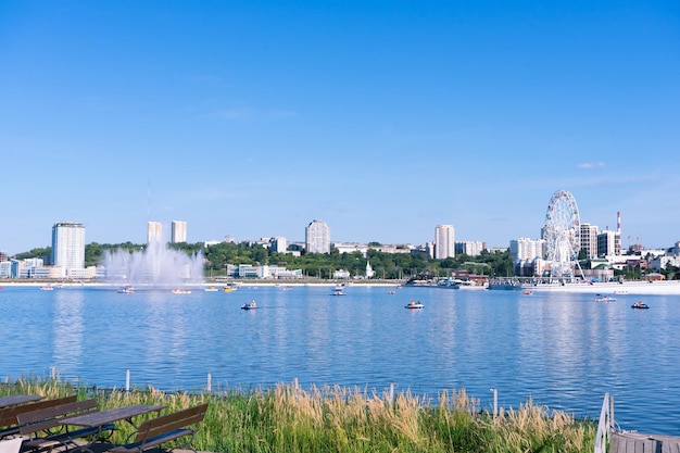 Cheboksary chuvashia rússia 15 de agosto de 2021 vista da fonte de arco-íris da cidade da baía e roda gigante