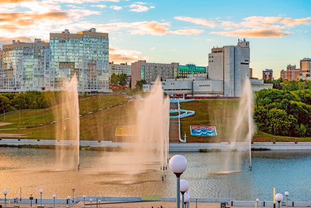 Cheboksary El río Cheboksarka con fuentes y ópera en una zona residencial