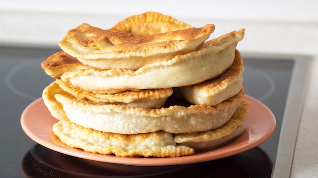 Cheburek frito com carne de boi e porco em um prato