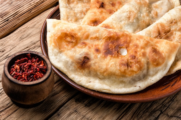 Cheburek, Teigtorte mit Fleischfüllung