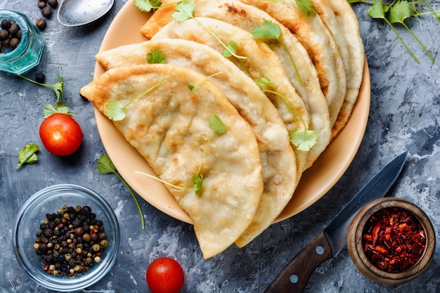 Cheburek, torta de massa com recheio de carne