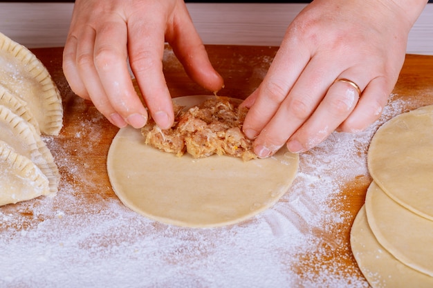 Chebureki, empanadas crudas con carne.