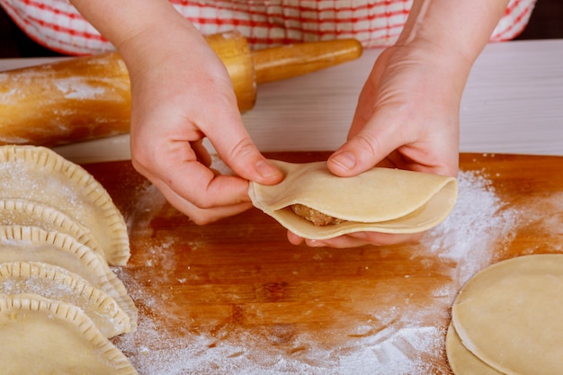 Foto chebureki, rohe pasteten mit fleisch