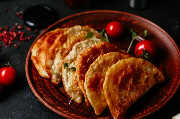 Chebureks con carne en un plato. empanadas fritas