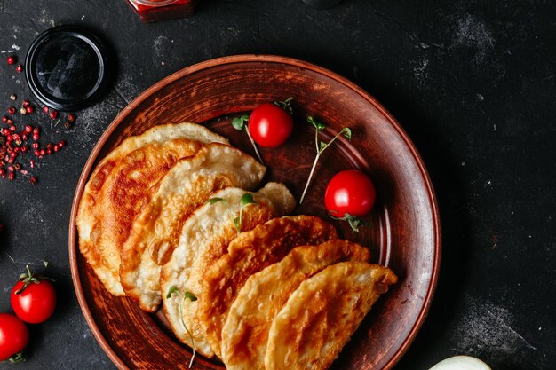 Chebureks con carne en un plato. empanadas fritas