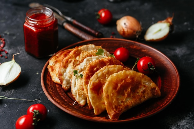 Chebureks con carne en un plato. empanadas fritas