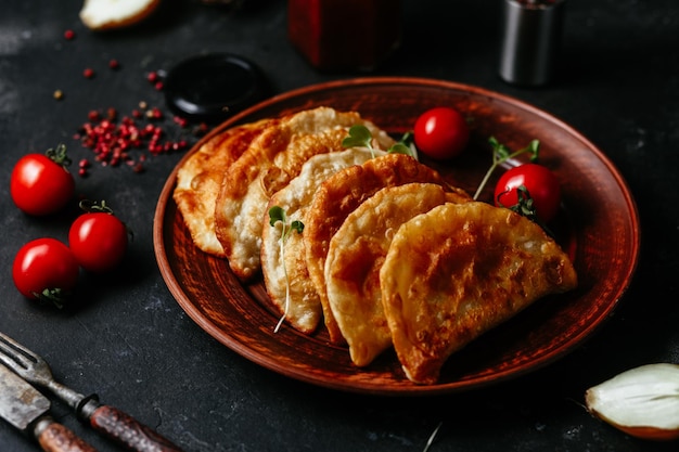 Chebureks con carne en un plato. empanadas fritas