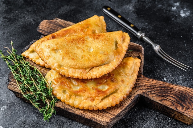 Chebureks fritos en aceite con carne y hierbas