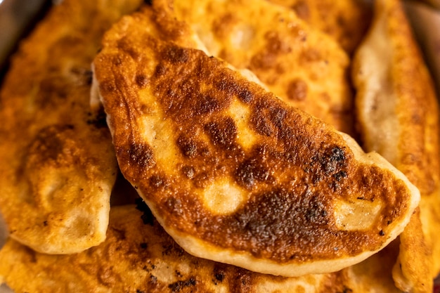 Chebureks fritos caseros con carne en una sartén