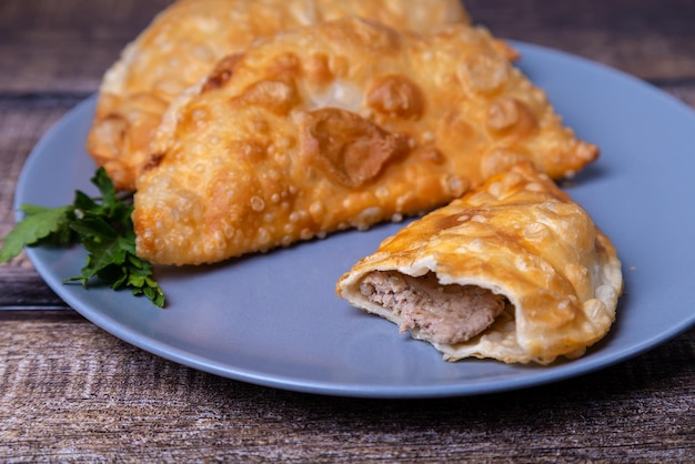 Chebureks mit Fleisch Frittierte flache Torte Ein traditionelles Gericht Closeup