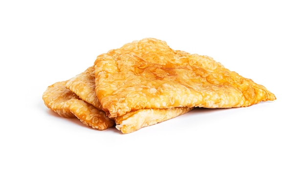 Chebureks são isolados em um fundo branco