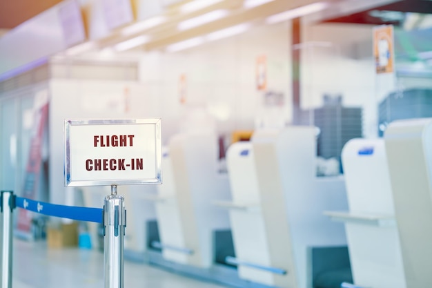 Check-in-Gate für den Flugschalter der Fluggesellschaft im internationalen Abflugbereich des Flughafenterminals