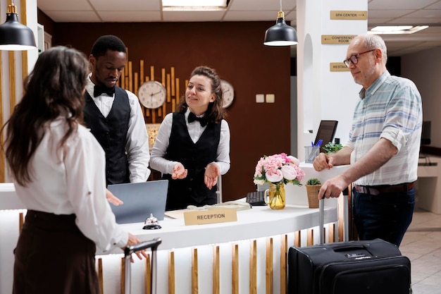 Check-in en el hotel para una pareja de mayores