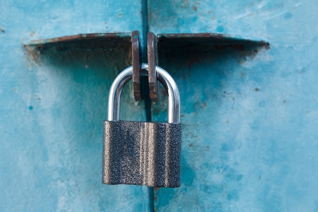 Check-Lock auf dem braunen Holztischhintergrund