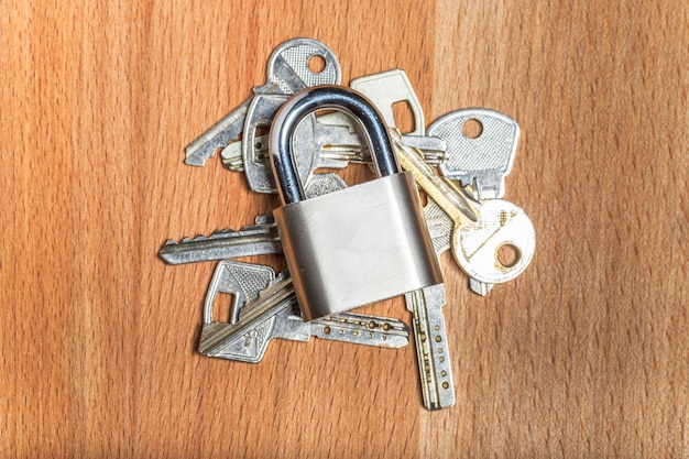 Check-lock en el fondo de la mesa de madera