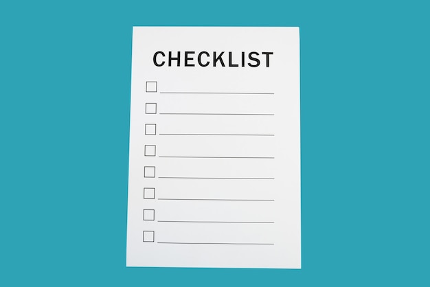 Checkliste und Stift auf blauem Hintergrund oberster Ansicht Kopierraum