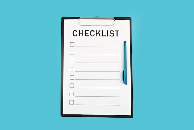 Checkliste und Stift auf blauem Hintergrund oberster Ansicht Kopierraum