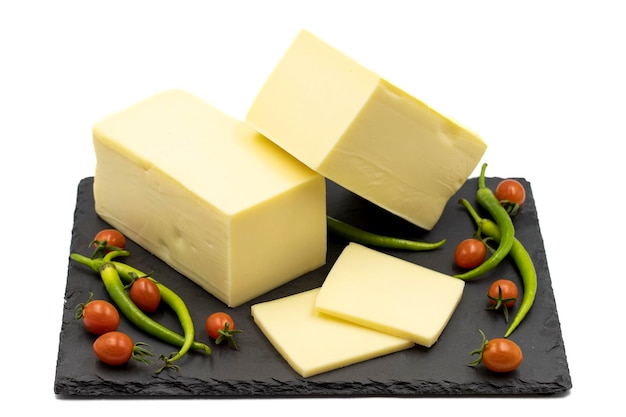 Cheddar-Käse oder Kashkaval-Käse isoliert auf weißem Hintergrund Käsescheiben auf dem Servierbrett