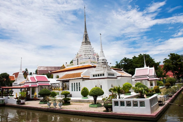 Chedi des Tempels Wat Prot Ket Chettha Ram für Menschen besuchen und beten in Amphoe Phra Pradaeng am 9. August 2017 in Samut Prakan Thailand