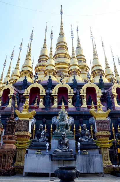 Chedi em Wat Phra That Suthon Mongkhon Khiri em Phrae Tailândia