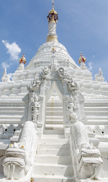 Chedi de estilo birmano del templo Mahawan en Chiang Mai, Tailandia