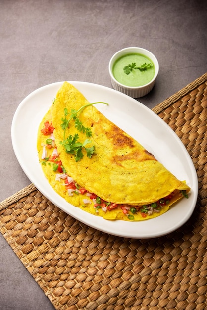 Cheela Chilla o Chila es un plato de desayuno de Rajasthani generalmente hecho con harina de gramo o besan