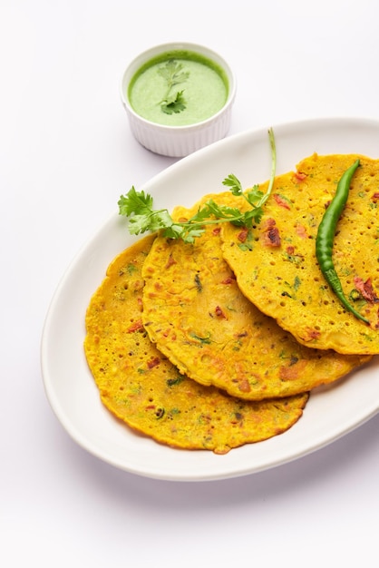 Cheela Chilla o Chila es un plato de desayuno de Rajasthani generalmente hecho con harina de gramo o besan