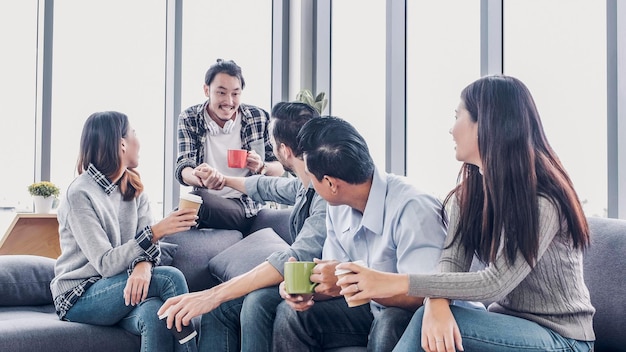Cheerful colegas de negócios relaxando enquanto sentado no escritório