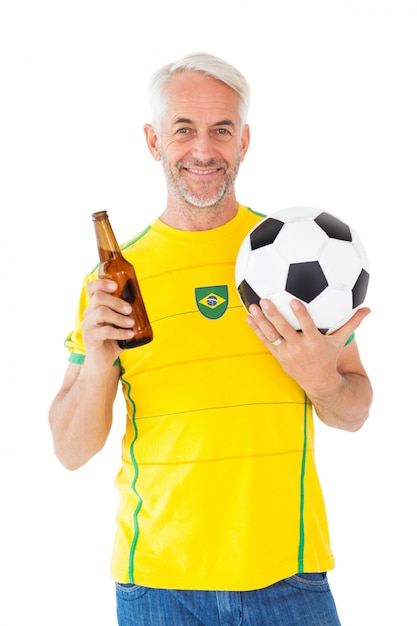 Cheering ventilador de futebol brasileiro em amarelo