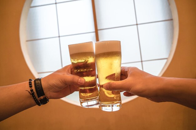 Cheers in der japanischen Izakaya-Bar