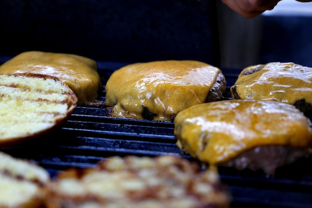 Cheese Burger Tomate und Brot im Barbecue-Grill Seitenansicht Close up