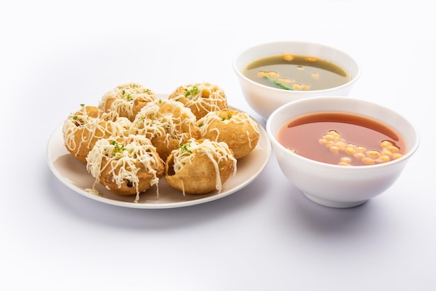 Cheese Puchka Indian Chat mit viel Käse in Golgappe Panipuri Waterballs