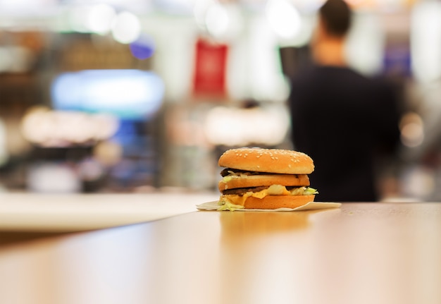 Foto cheeseburger auf dem tisch.