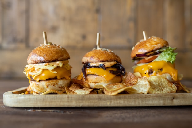 Cheeseburger caseiro com batatas fritas