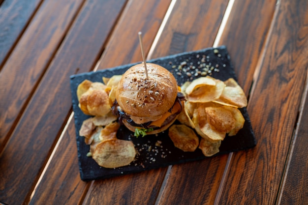 Cheeseburger caseiro com batatas fritas