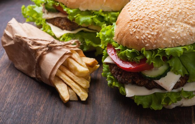 Cheeseburger caseiro com pepino tomate e alface