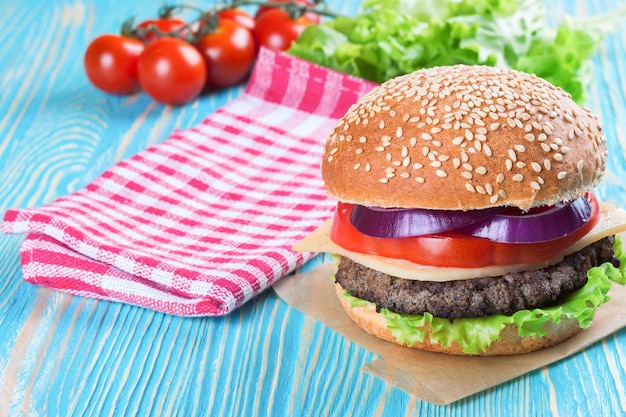 Cheeseburger caseiro na superfície de madeira azul