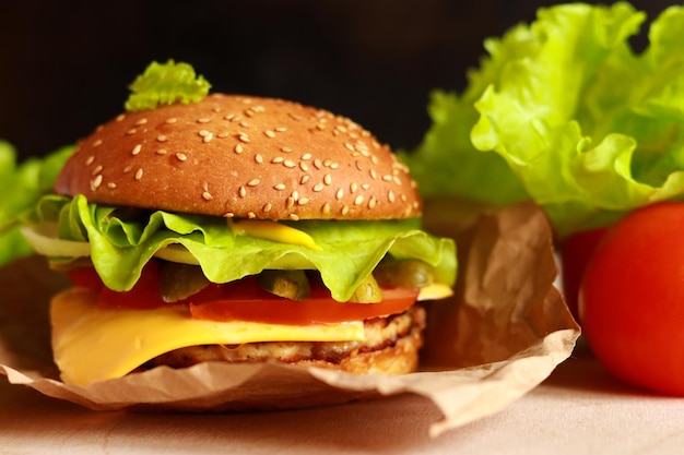 Cheeseburger caseiro suculento com alface fresca Closeup de fast-food Hambúrguer com pão de gergelim