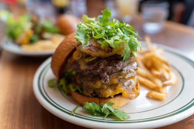 Cheeseburger clássico em um pão de brioche com comida saudável vegetal