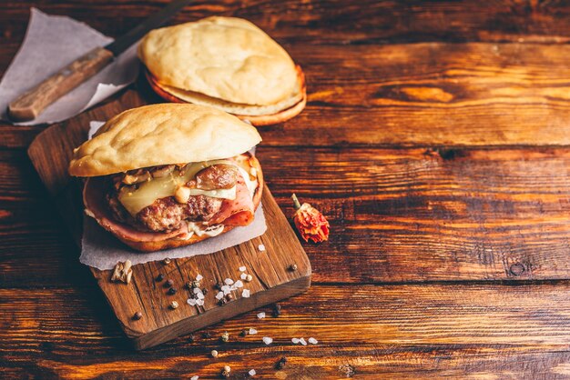 Cheeseburger com Beef Patty em fundo de madeira e espaço de cópia.