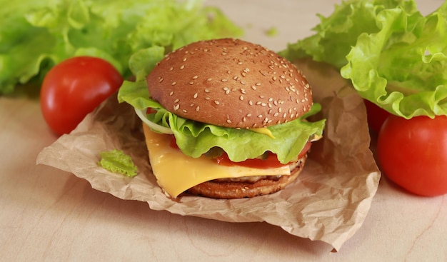 Cheeseburger com costeleta de frango closeup Hambúrguer com salada de queijo derretido e legumes