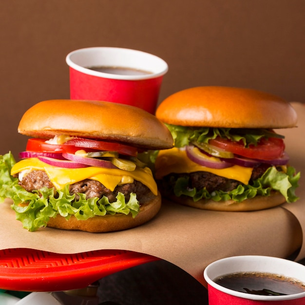 Cheeseburger der Vorderansicht auf Skateboard