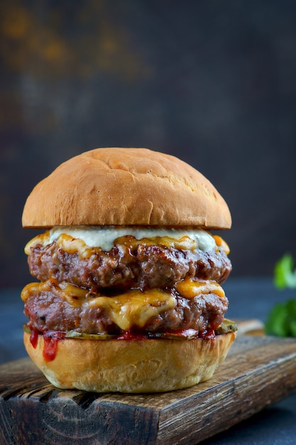 Foto cheeseburger duplo com queijo derretido e queijo azul