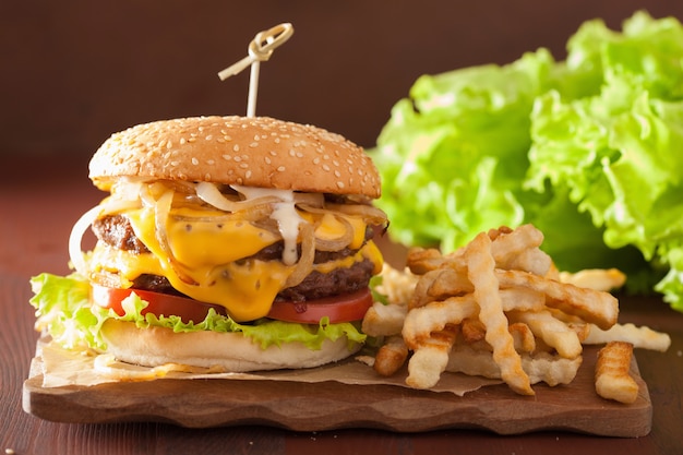 Cheeseburger duplo com tomate e cebola