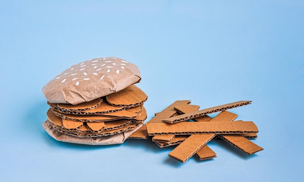 Cheeseburger e batatas fritas feitas de papelão Comer pouco saudável